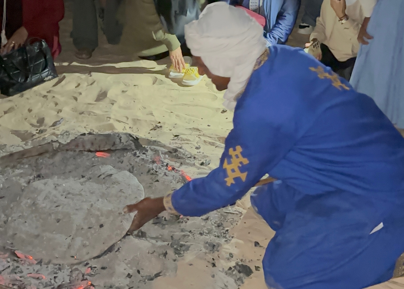 Bivouac dans le Sahara – feu de camp et nuit sous les étoiles